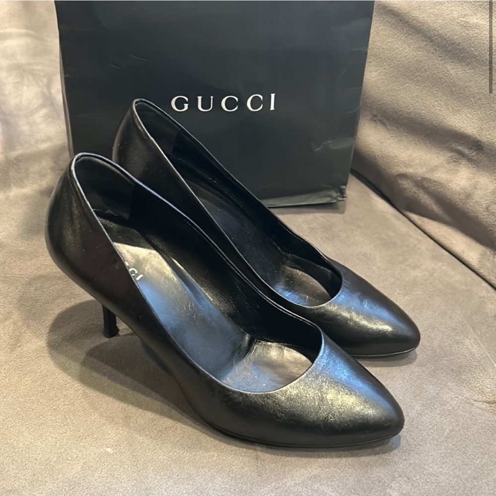 Authentic.  Reposhing. Fits like a 7.5.  I am more of an 8.